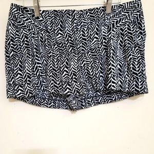 EXPRESS Animal Print Shorts Cuffed Pleated Casual 6‎ Black